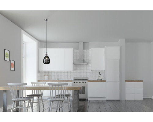 Moderní kuchyně s jídelním stolem a závěsným svítidlem nad stolem.
