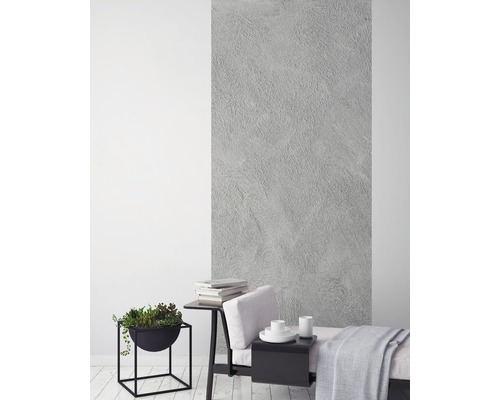 Světlý design pokoje se strukturovanou stěnou, odkládacím stolkem, květináčem a dekorací