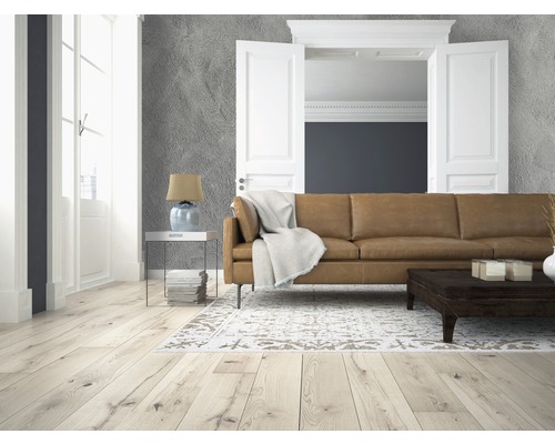 Obývací pokoj s koženou pohovkou, dřevěným stolem, kobercem a lampou