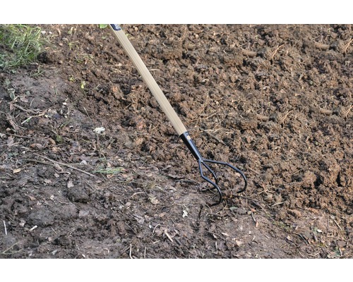 Zahradní vidle s dřevěnou rukojetí v zemi