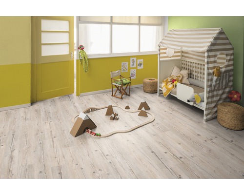 Dětský pokoj s dřevěnou podlahou, hračkami a dětskou postelí se stanem