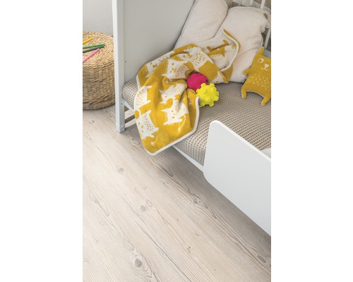 Dětský pokoj s dětskou postýlkou, dekou, polštáři a hračkami