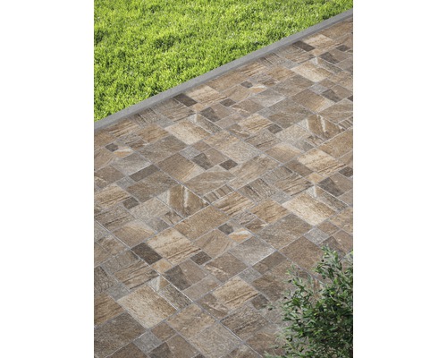 Podlahová krytina se vzorem položené dlažby v zahradě