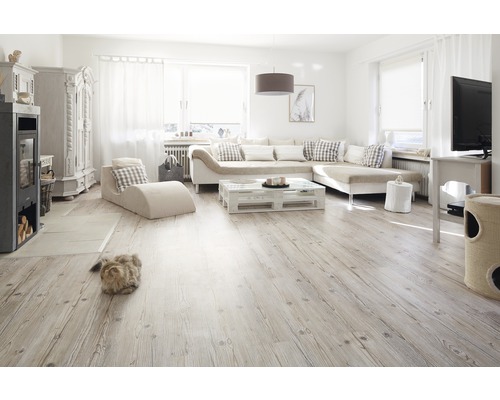 Světlý obývací pokoj s pohovkou, konferenčním stolkem z palet, kamny a dřevěnou podlahou