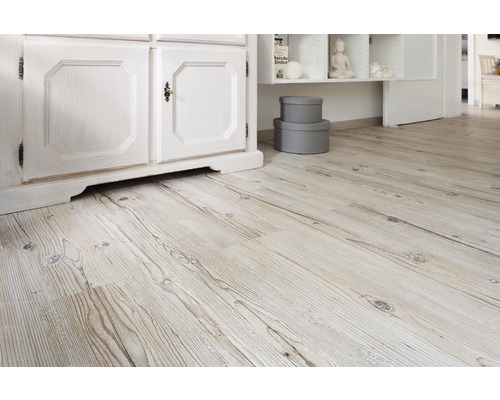 Světlá dřevěná podlaha v místnosti