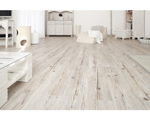 Světlý obývací pokoj s dřevěnou podlahou a bílým nábytkem.