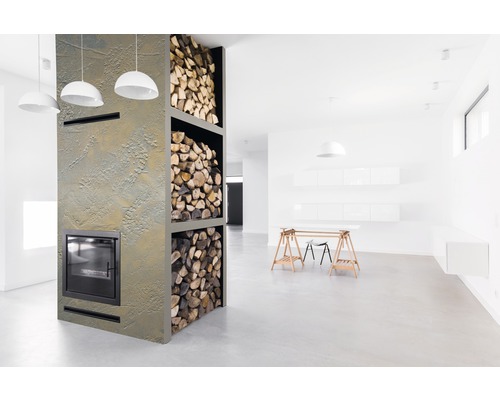 Moderní obývací pokoj s krbem a regálem na dřevo