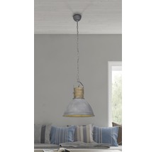 Kovová závěsná lampa s řetězovým závěsem v obývacím pokoji