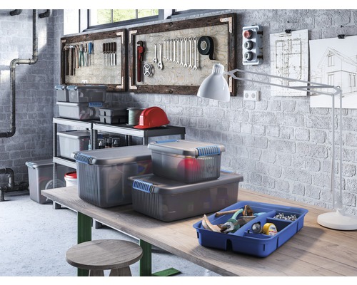 Dílna s boxy na nářadí, stěna na nářadí a pracovní stůl pro organizaci a uložení nářadí