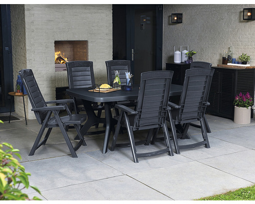 Zahradní scéna se zahradním stolem a zahradními židlemi na terase