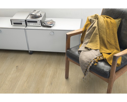 Obývací pokoj se světle hnědou laminátovou podlahou, křeslem a příborníkem