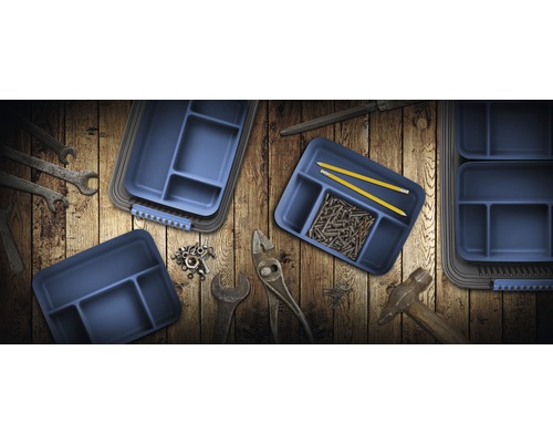 Box na nářadí s nářadím a šrouby na dřevěném pozadí