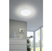 Stropní svítidlo instalované v pokoji