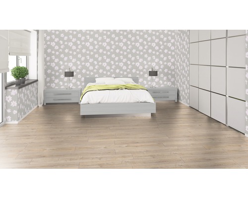 Ložnice s dvoulůžkem, nočními stolky, lampami, šatní skříní a květinovou tapetou