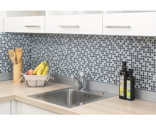 Kuchyňská scéna s umyvadlem, mozaikovými obklady a kuchyňským náčiním