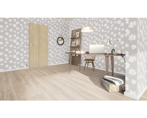 Světlá místnost s psacím stolem, židlí, dveřmi a květinovou tapetou