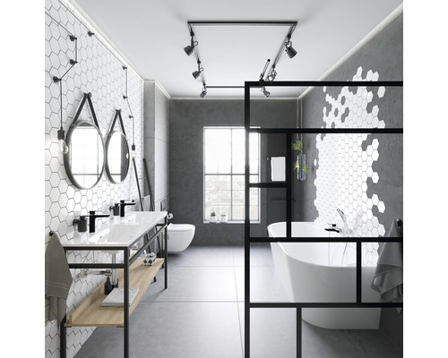 Moderní koupelna s umyvadlem, vanou a šestiúhelníkovými dlaždicemi