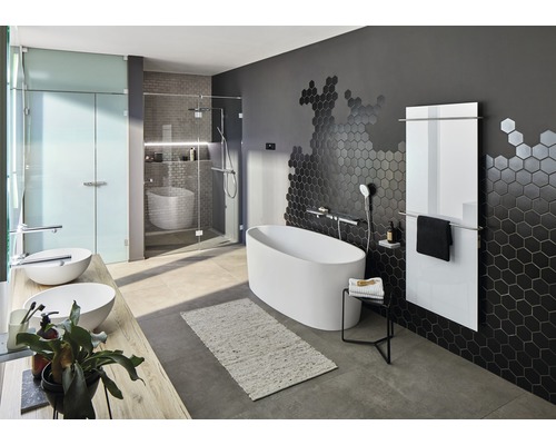 Koupelna s volně stojící vanou, sprchou, umyvadlem a radiátorem