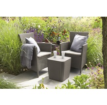 Zahradní nábytek se dvěma křesly a stolem na zahradě