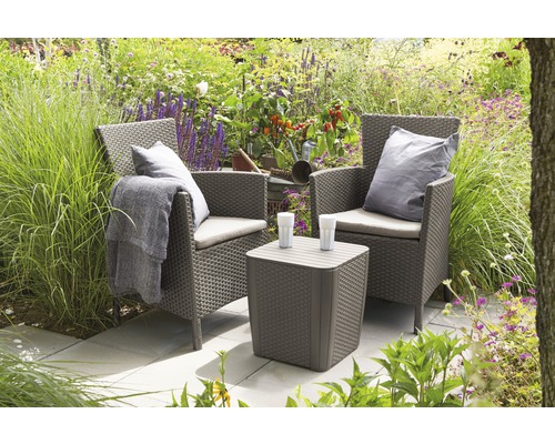 Zahradní nábytek se dvěma křesly a stolem na zahradě