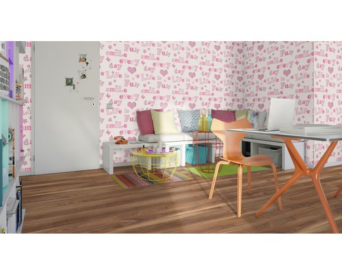 Světlá místnost s psacím stolem, židlí a ozdobnou tapetou