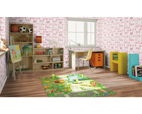 Dětský pokoj s psacím stolem, regálem a hracím kobercem