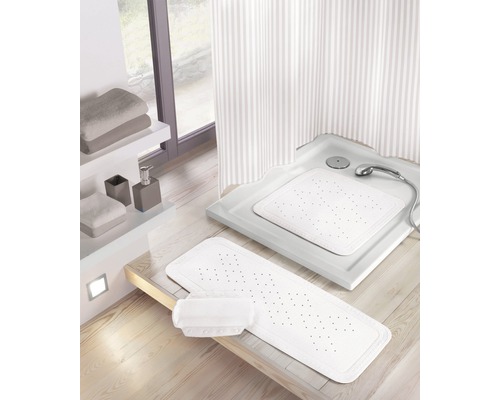 Koupelnová scéna se sprchovou rohoží, vložkou do sprchové vaničky a polštářem do vany