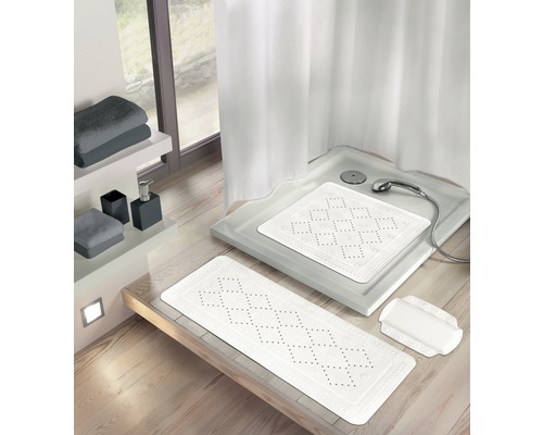 Koupelna se sprchovou rohoží, koupelnovou rohoží a podložkou pod kolena