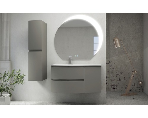 Koupelna s umyvadlem, zrcadlovou skříňkou a osvětleným zrcadlem