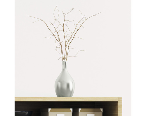 Dekorativní větve ve váze na skříňce