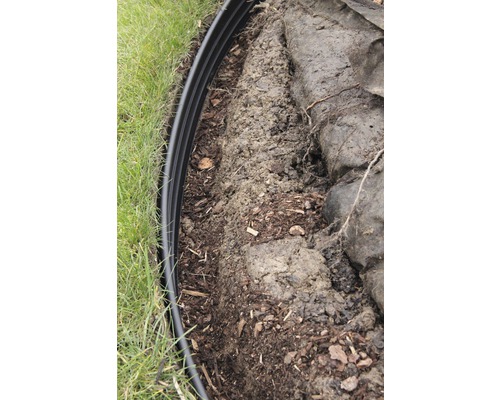 Zahradní scéna s trávníkem a obrubníkem trávníku pro ohraničení záhonu