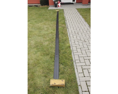 Dlouhý rýhovaný plastový profil na trávníku