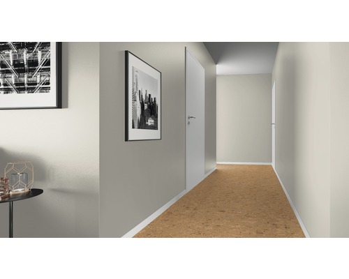 Chodba s korkovou podlahou a nástěnnými obrazy