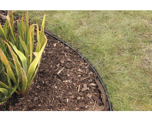 Zahradní scéna s trávníkem, mulčovací kůrou a lemem trávníku pro ohraničení