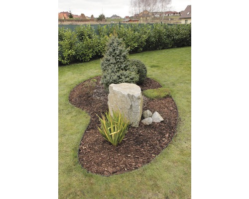 Zahradní scéna se stromem, keřem, mulčem a kameny