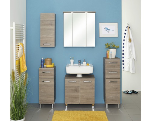 Světlá koupelna s umyvadlem, zrcadlovou skříňkou, závěsnou skříňkou a spodními skříňkami