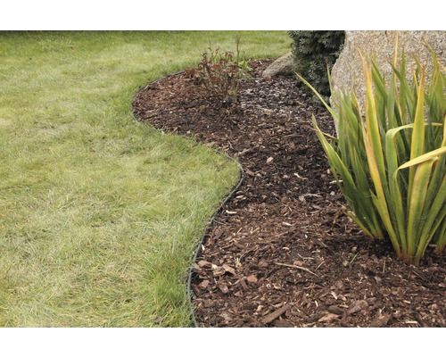 Zahradní krajina s trávníkem, mulčem a obrubníkem pro ohraničení záhonů