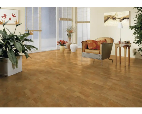 Obývací pokoj s korkovou podlahou, křeslem a pokojovými rostlinami pro útulnou atmosféru