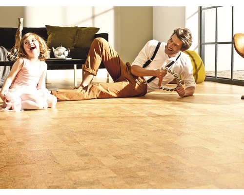 Otec a dcera si hrají na korkové podlaze