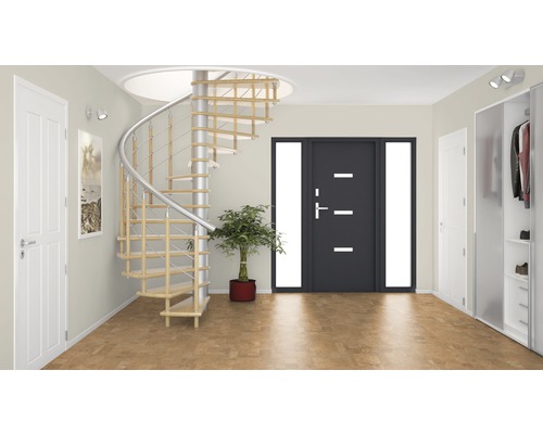 Světlá hala se spirálovým schodištěm, vchodovými dveřmi a šatnou