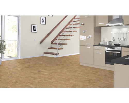 Světelný obývací pokoj s korkovou podlahou, schodištěm a vestavěnou kuchyní