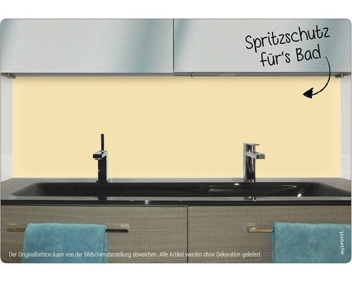 Koupelna s zástěnou proti stříkající vodě nad umyvadlem