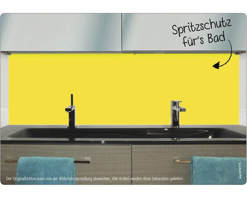 Žlutá ochrana proti stříkající vodě do koupelny za umyvadlem.