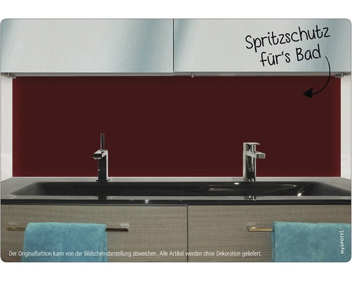 Koupelna s ochranou proti stříkající vodě za umyvadlem