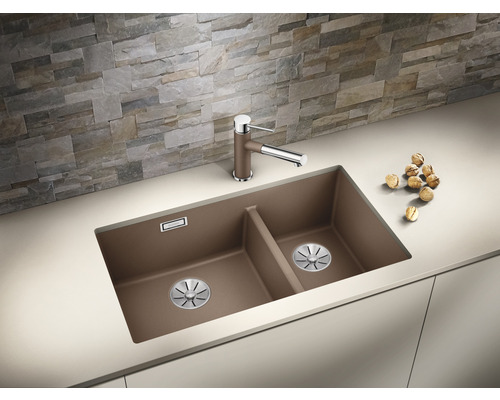 Dvojitý kamenný dřez s kohoutkem a vlašskými ořechy na pracovní desce