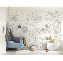 Dětský pokoj s tapetou s motivy Disney, dětskou postýlkou a komodou