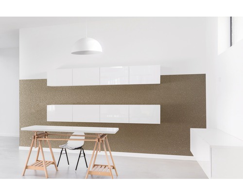 Interiér s bílými závěsnými skříňkami, kozovým stolem a závěsným svítidlem