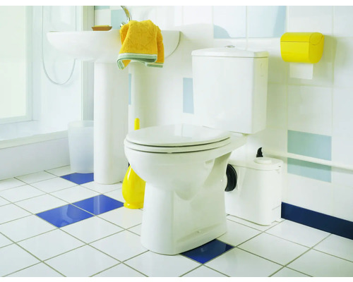 Koupelna s toaletou, umyvadlem a dlaždicovou podlahou