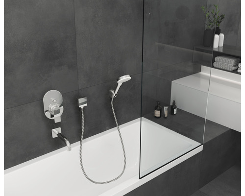 Koupelna s vanou, sprchovou armaturou a zástěnou