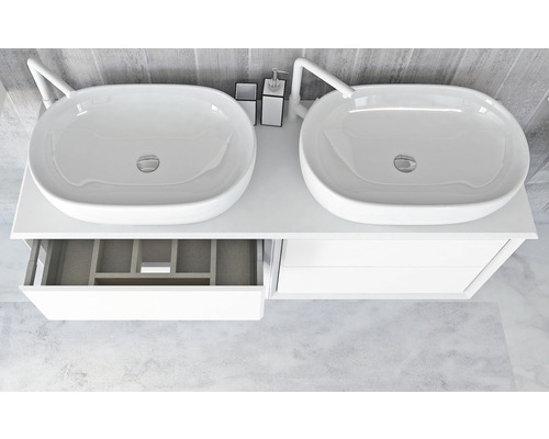 Dvojité umyvadlo se zásuvkou a dvěma umyvadlovými mísami v koupelně